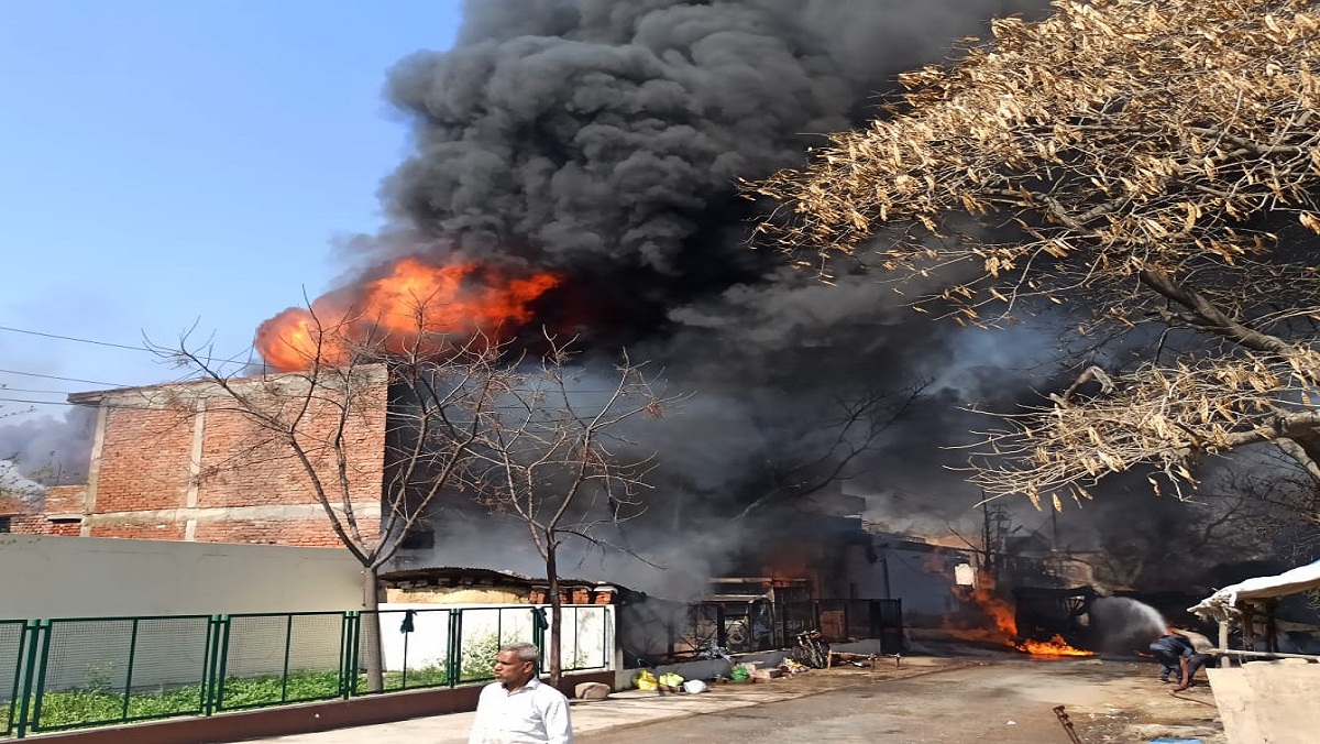 breaking news kanpur fire in camical factory panki now