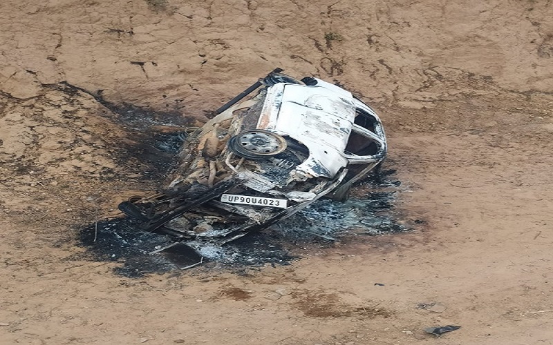 Uncontrolled car burns after falling into a ditch in Banda