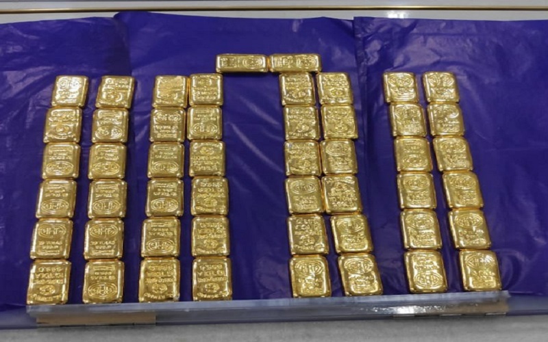 coustum department caught gold on amosi airport in Lucknow