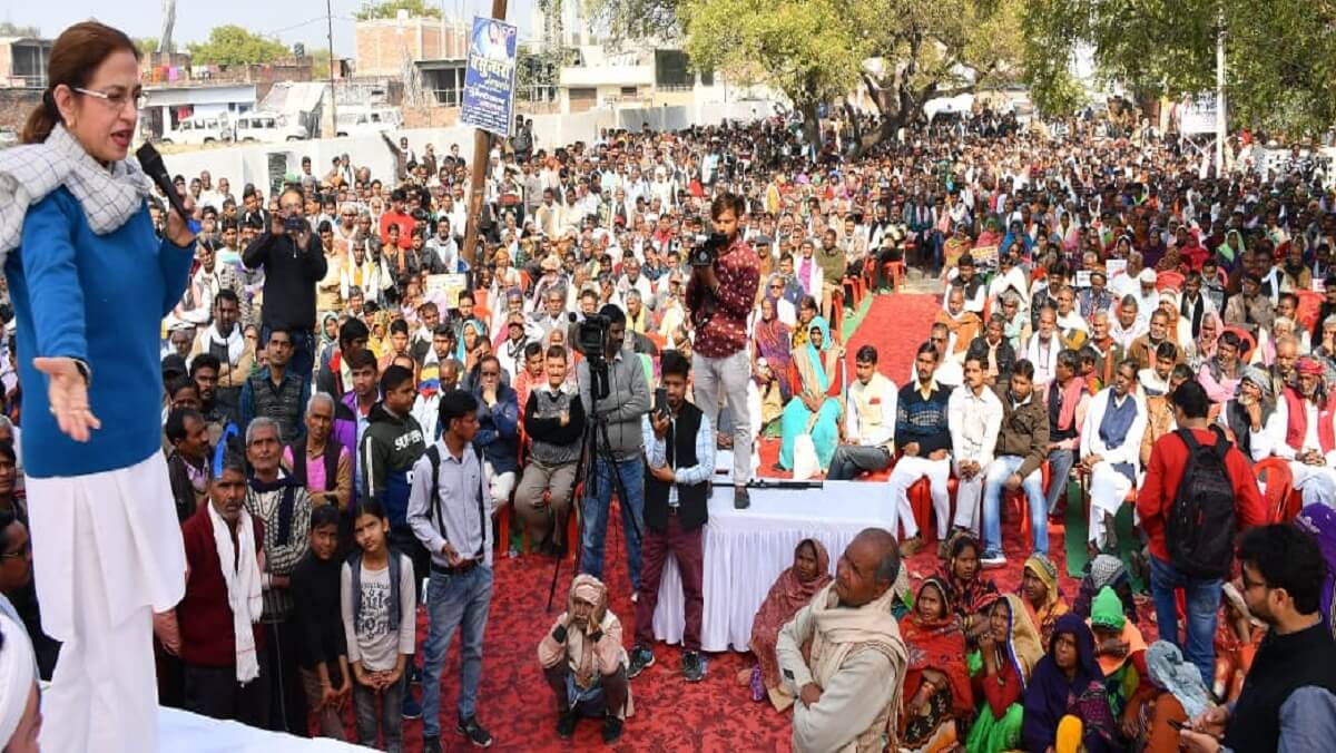 Farmer Satyagraha of former MP Annu Tandon in Unnao