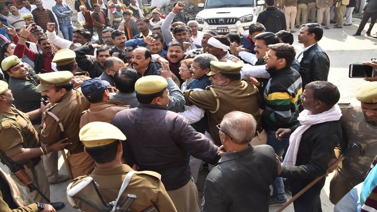 former MP Annu Tandon Farmer Satyagraha in Unnao