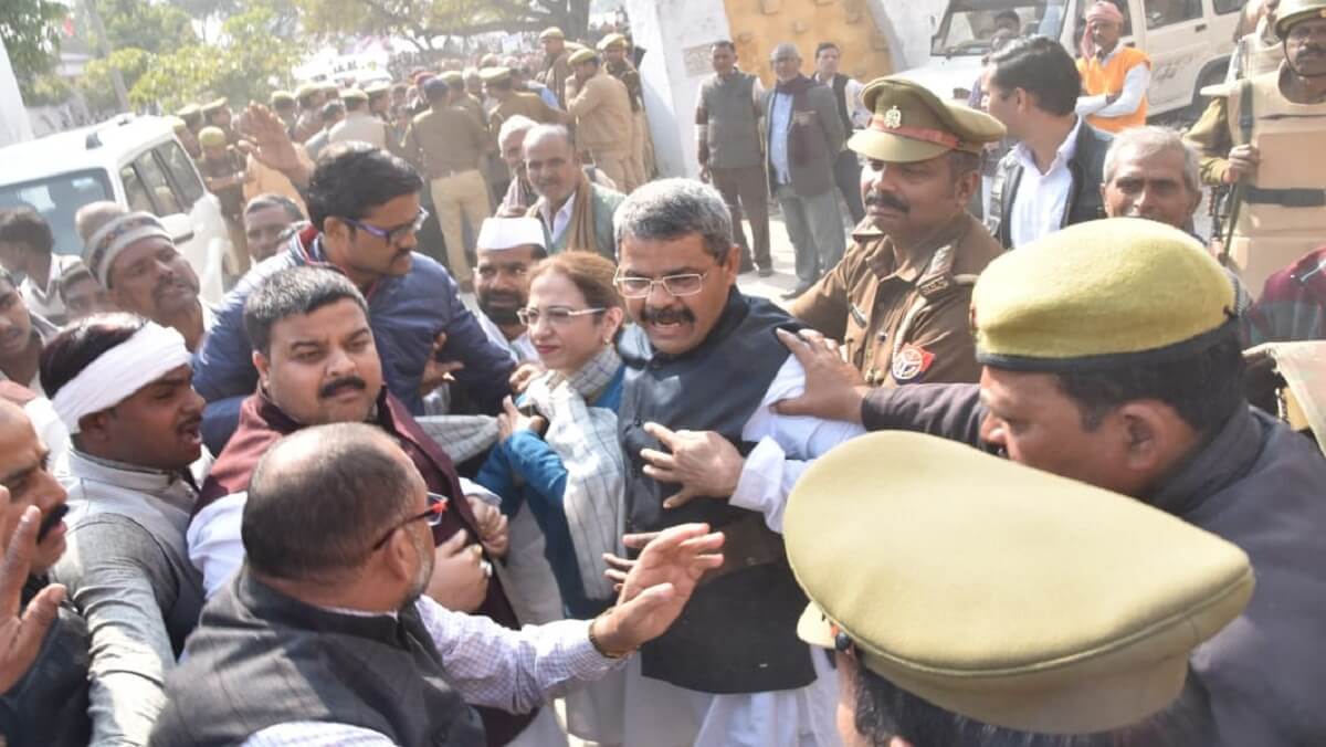 former MP Annu Tandon Farmer Satyagraha in Unnao