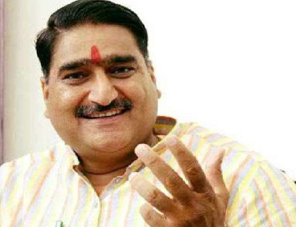 mp satish gautam reply to sumaiya rana daughter of munnawar rana