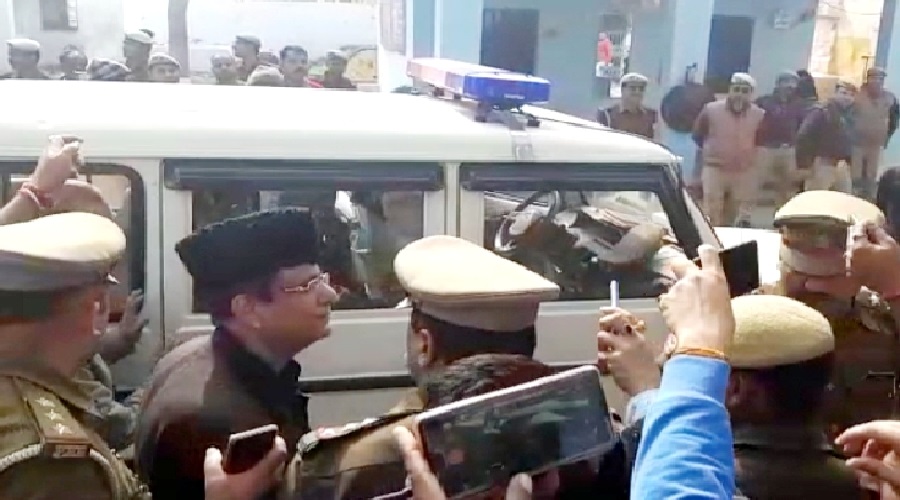 SP MP Azam Khan, wife and son shift to Sitapur Jail