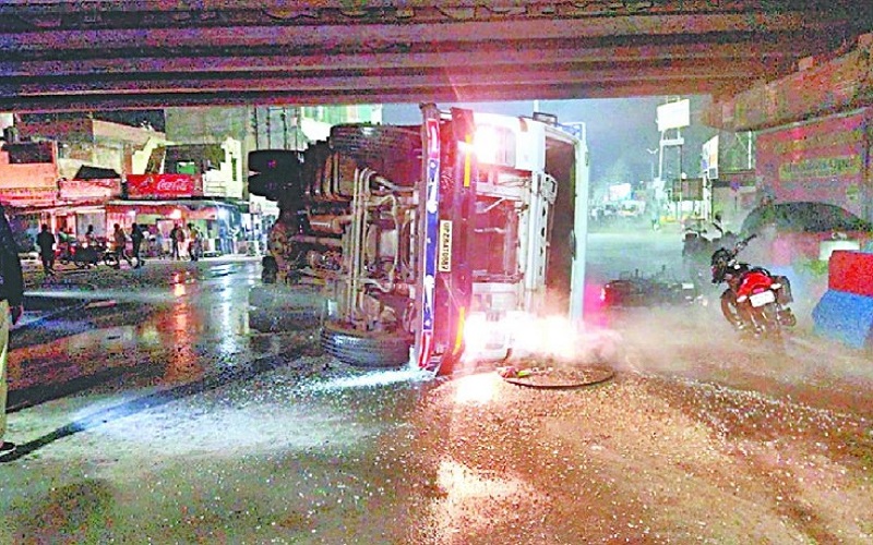 Acid tanker overturned on highway in gajraula
