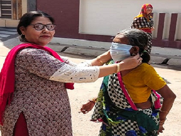 Banda Society officer gave masks to the poor