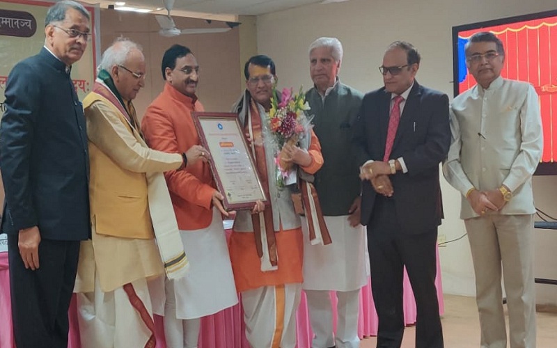 Banda's Dr. Dinesh Kumar Garg received Sanskrit Bhushan Award in Delhi