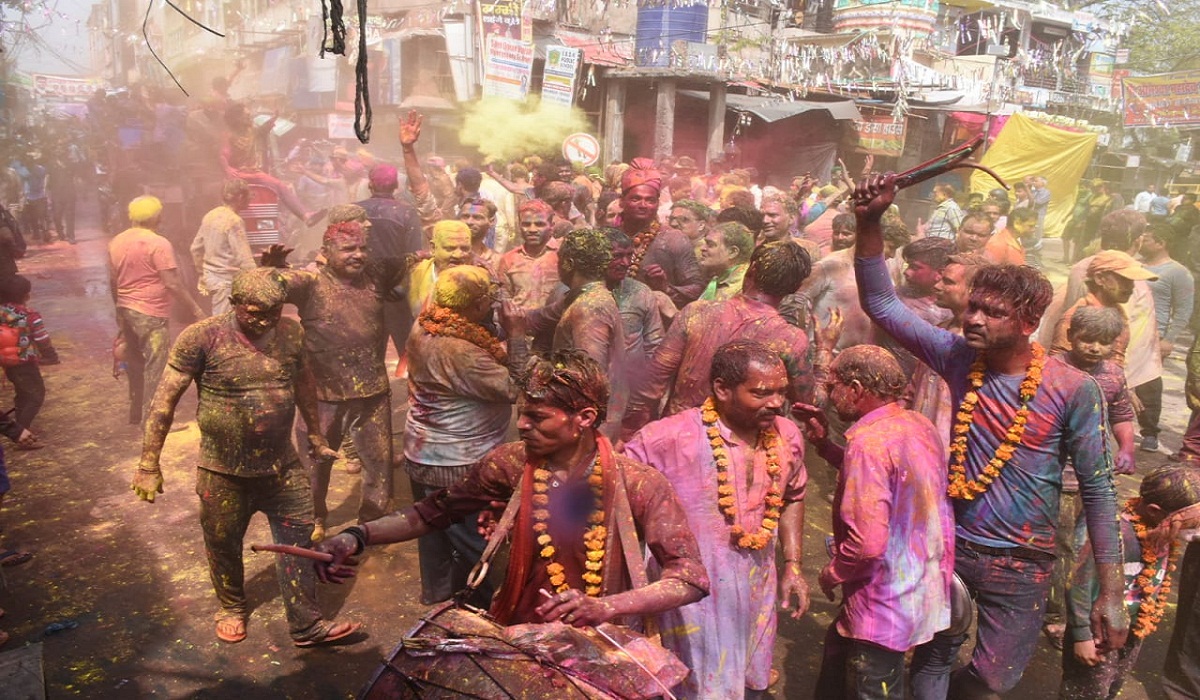 Fiercely colored in the Ganges fair in Kanpur