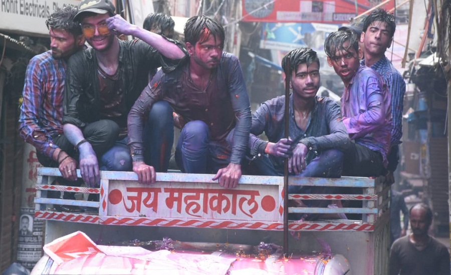 Fiercely colored in the Ganges fair in Kanpur