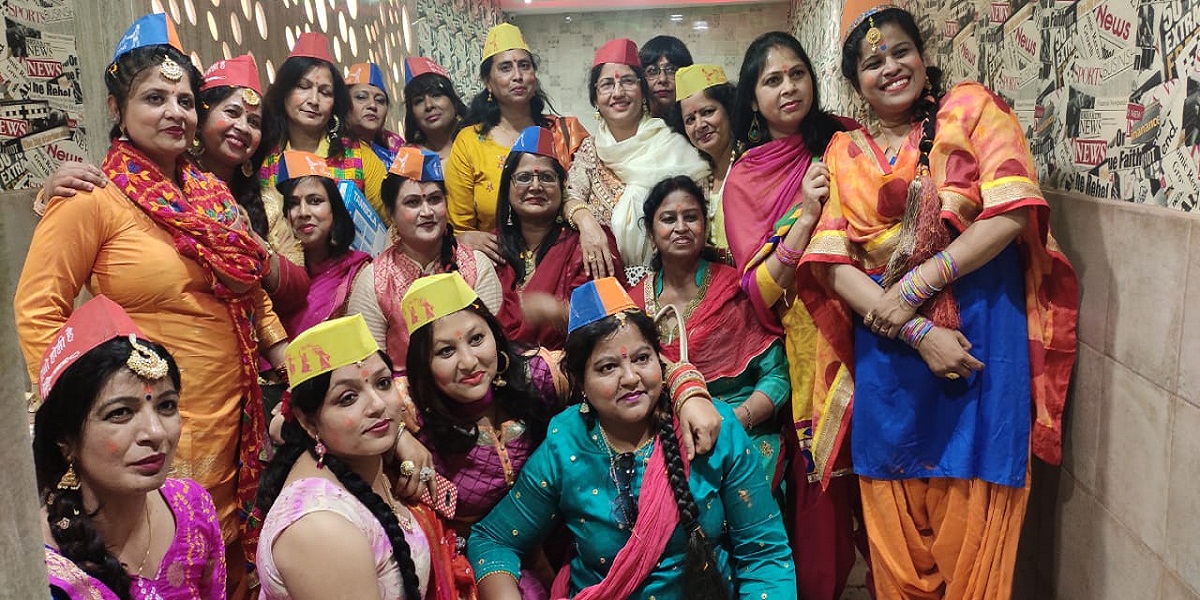 Fiercely colored in the Ganges fair in Kanpur