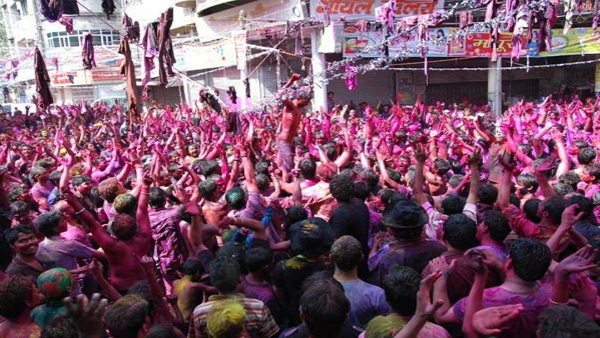 Fiercely colored in the Ganges fair in Kanpur