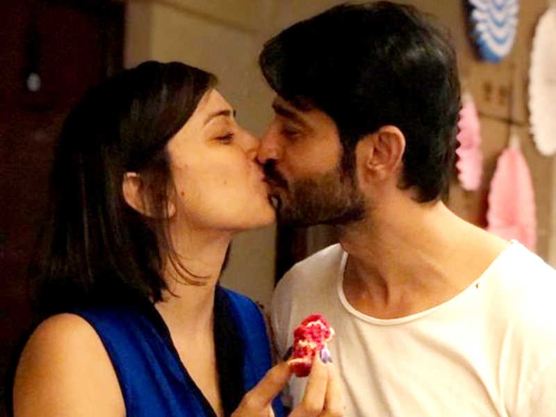 hitesh tejwani with wife lip lock