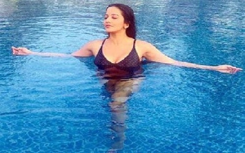 Monalisa entered swimming pool in Black Monokney