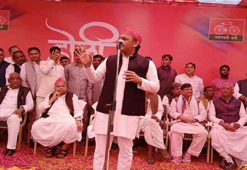 Mulayam Singh Yadav, Akhilesh Yadav, Shivpal and Ram Gopal also came on one stage on Holi