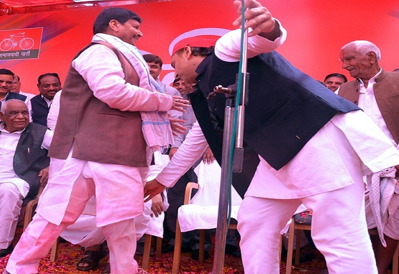 Mulayam Singh Yadav, Akhilesh Yadav, Shivpal and Ram Gopal also came on one stage on Holi