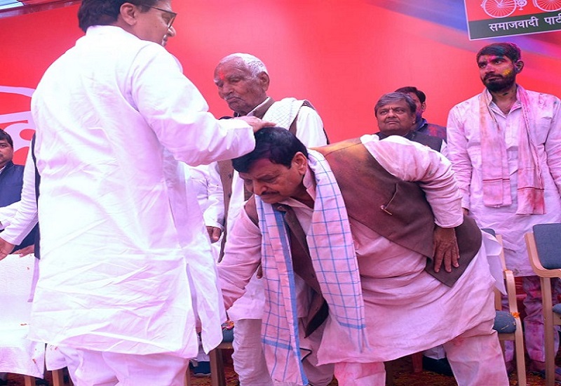 Mulayam Singh Yadav, Akhilesh Yadav, Shivpal and Ram Gopal also came on one stage on Holi