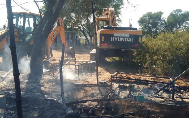 Overload sand-laden truck crushed little girl angry mob burnt truck in Banda