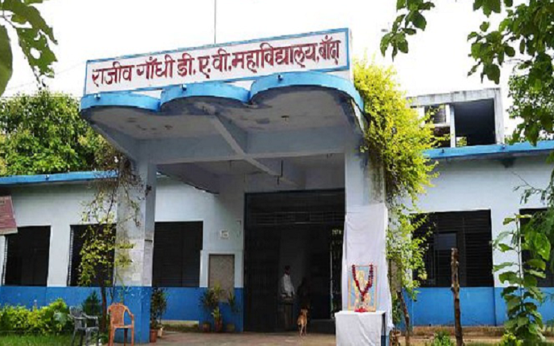 Student caught cheating in examination at Rajiv Gandhi DAV College Banda