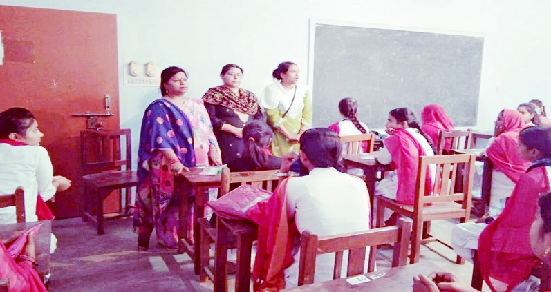 Teacher made girl students aware for corona virus in women collage in Banda 