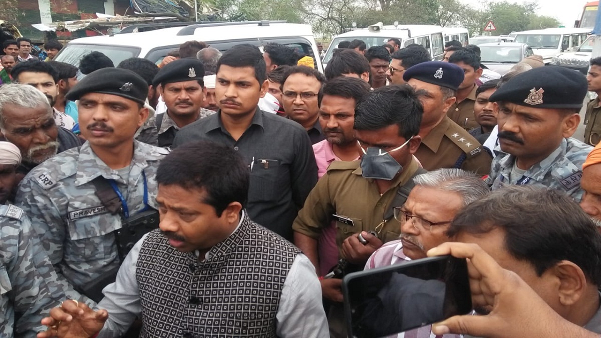 Thousands of farmers jammed Bundelkhand roads and stopped convoy of minister in charge Nandi