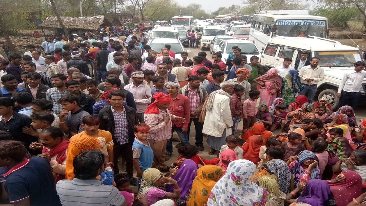 Thousands of farmers jammed Bundelkhand roads and stopped convoy of minister in charge Nandi