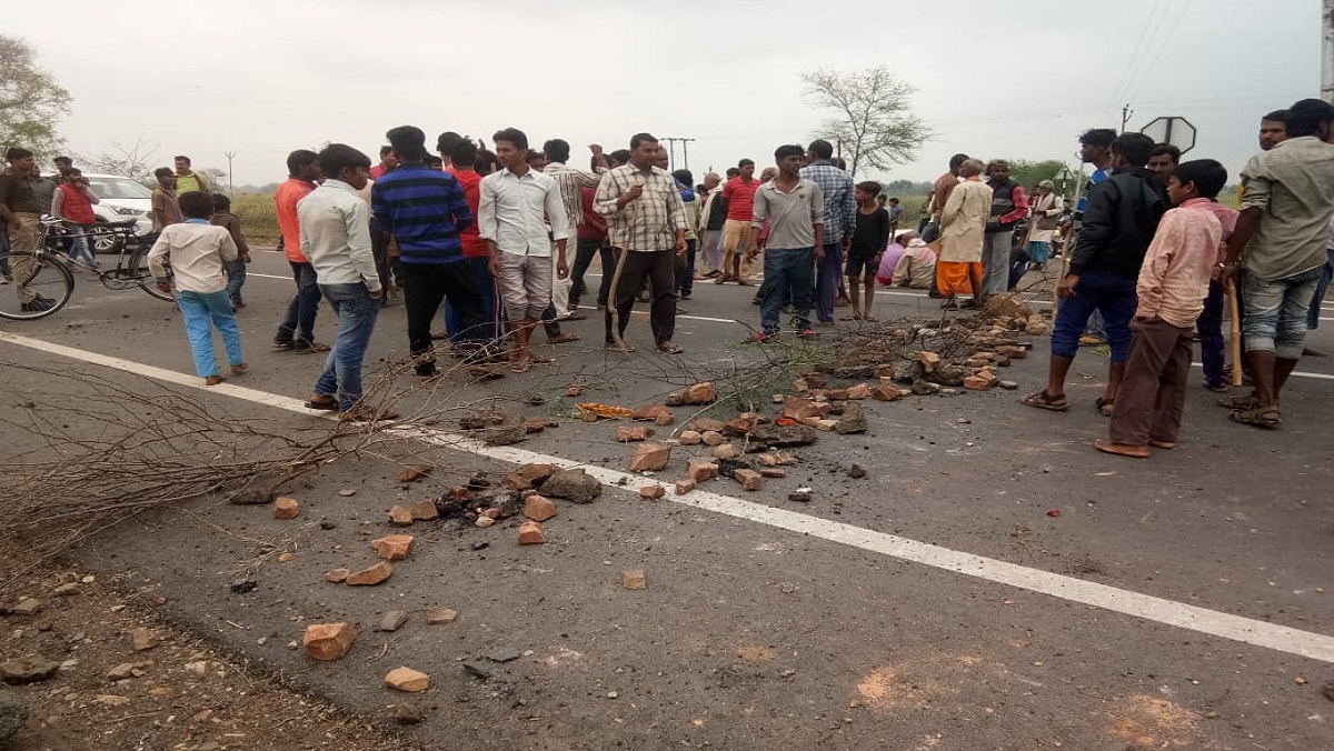 Thousands of farmers jammed Bundelkhand roads and stopped convoy of minister in charge Nandi