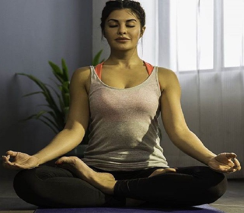 actress jacquline fernandiz yoga photo