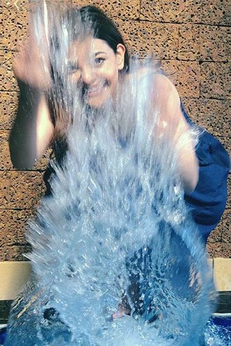 actress kajal agarwal play with water near poll