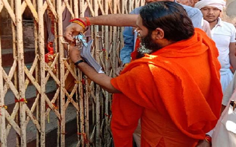 Gate of Lord Kamatanath temple in Chitrakoot also closed due to corona