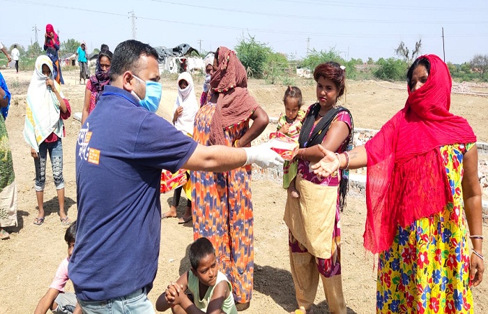 Food distribution system continues on phone call of Banda MLA Prakash Dwivedi