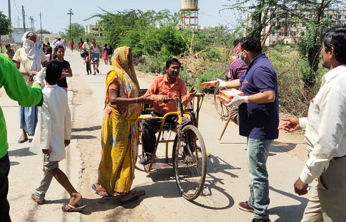 Food distribution system continues on phone call of Banda MLA Prakash Dwivedi
