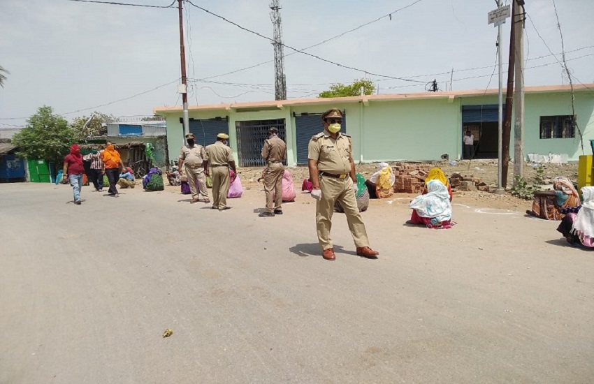 Girwan police station of Banda distributed face and food items to the poor