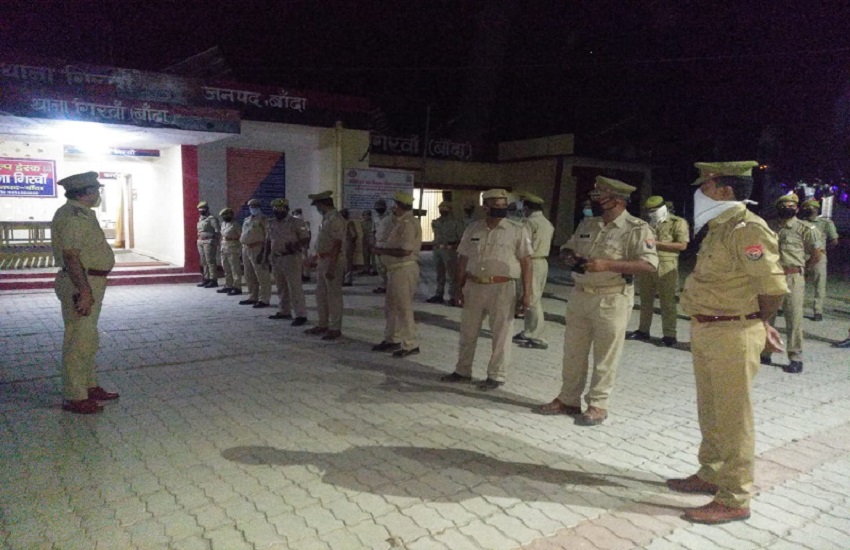 Girwan police station of Banda distributed face and food items to the poor