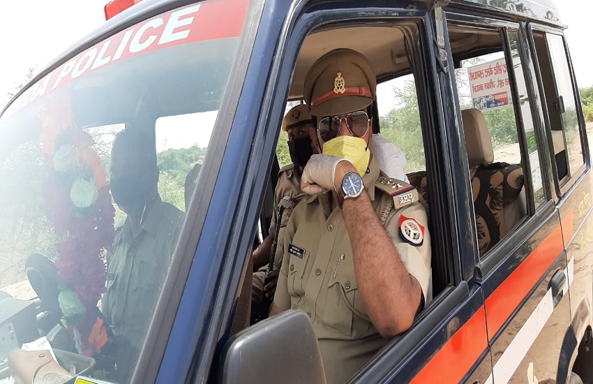 Girwan police station of Banda distributed face and food items to the poor