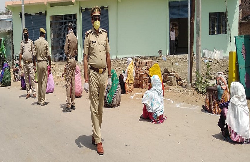 Girwan police station of Banda distributed face and food items to the poor