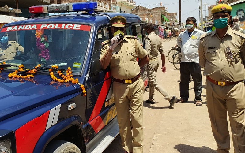 Banda police ditributed mask to public