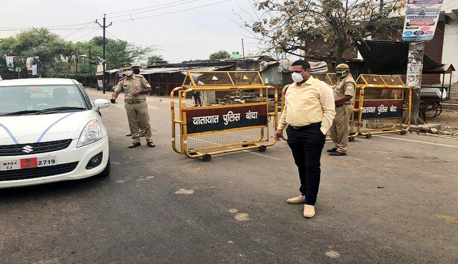 DIG Deepak Kumar goes to inspect lockdown in Banda