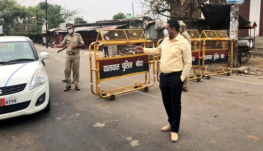 DIG Deepak Kumar goes to inspect lockdown in Banda