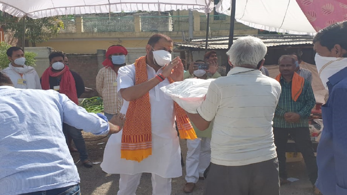 MLA Prakash Dwivedi distributed food ration to Karma warriors of news paper in Banda