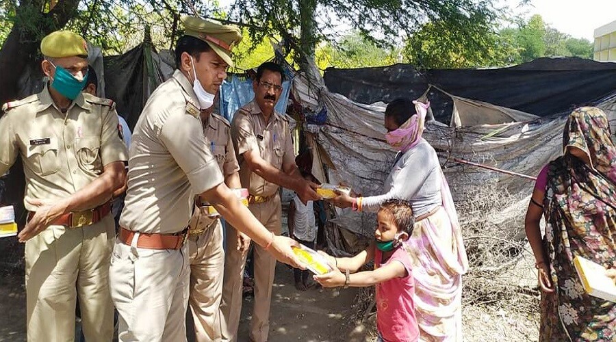 PAC jawans distributed lunch packets to poors in Banda 