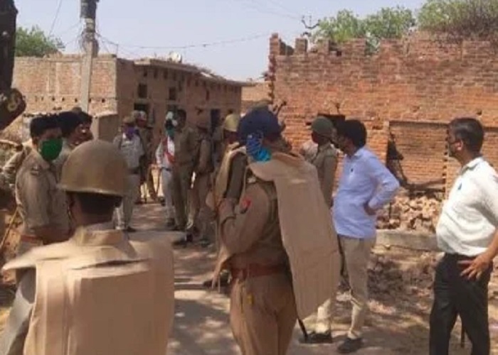People selling illicit liquor attacked police in Chitrakoot