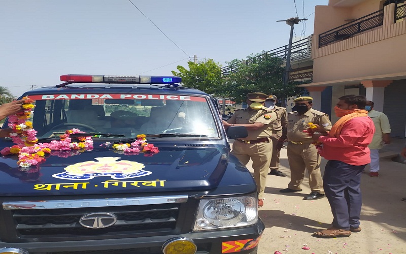 Public showers flowers on Banda police garlands worn for good work