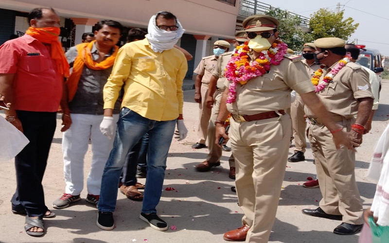 Public showers flowers on Banda police garlands worn for good work