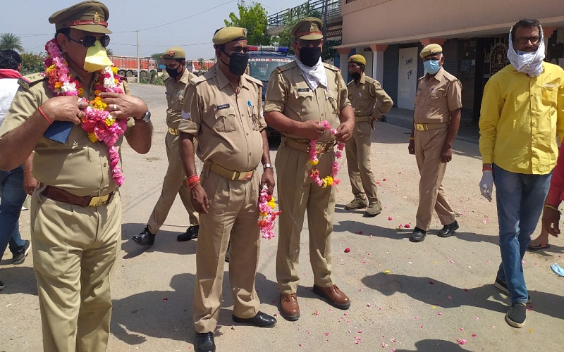 Public showers flowers on Banda police garlands worn for good work