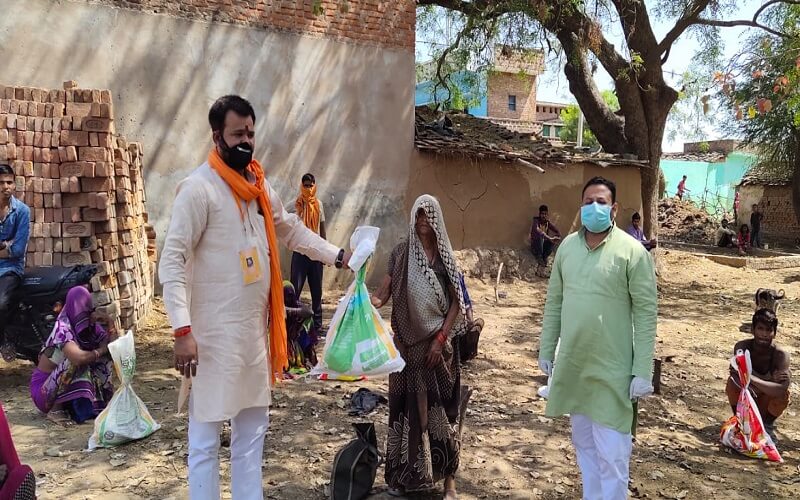 Sadar MLA Prakash Dwivedi distributed lunch packets
