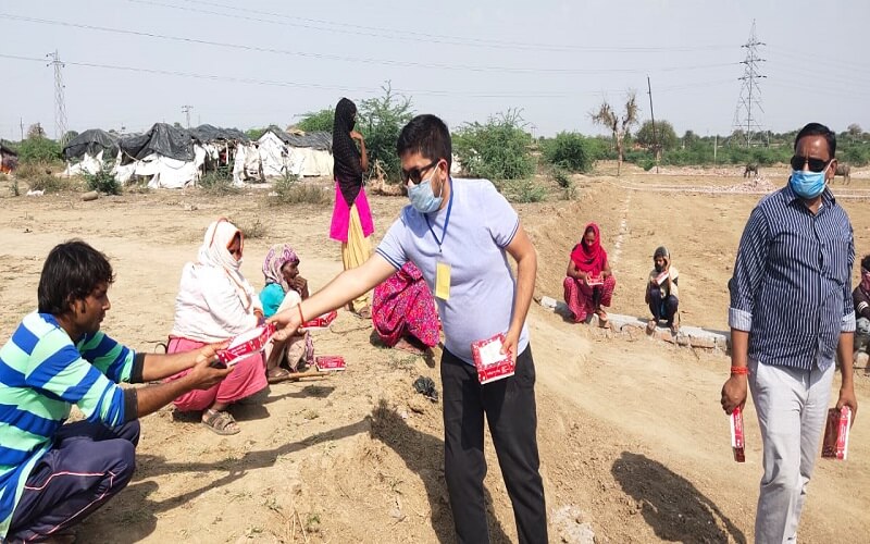 Sadar MLA Prakash Dwivedi distributed lunch packets