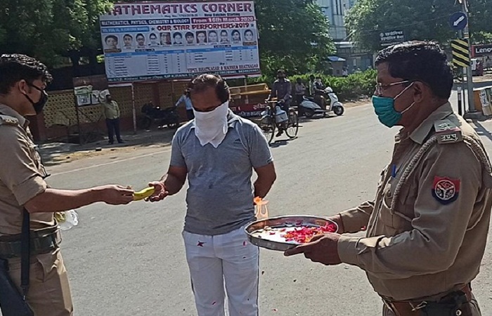 Kanpur Police took out aarti with a plate of worship of those who broke lockdown