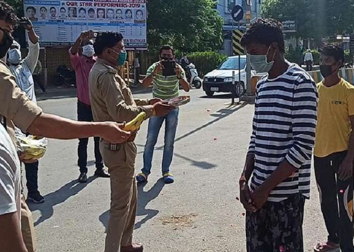 Kanpur Police took out aarti with a plate of worship of those who broke lockdown