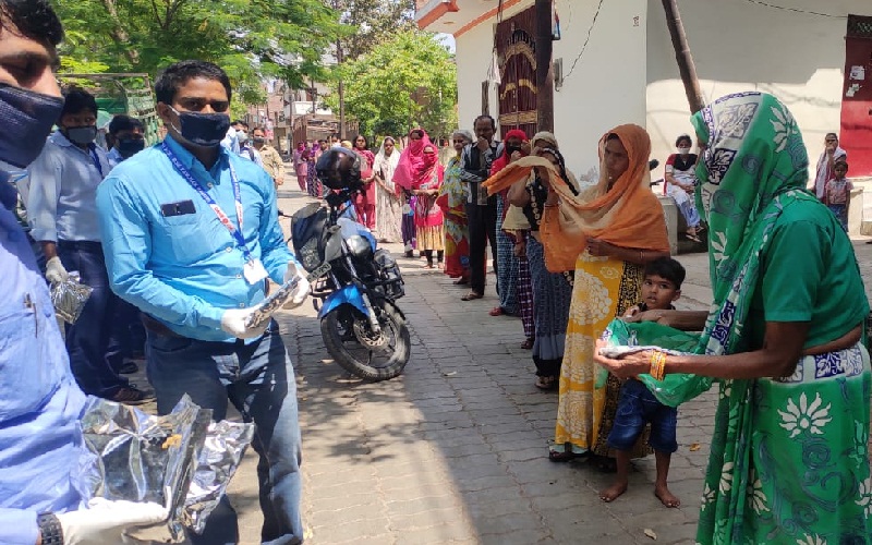 railway driver distribute foods in kanpur