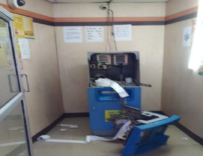 try to steal by breaking bank's ATM in Chitrakoot